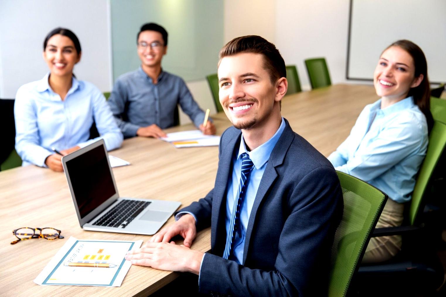 Session de formation financière collaborative avec analyse de données budgétaires