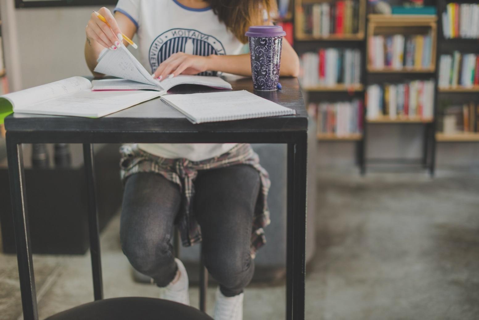 Équipe professionnelle analysant des indicateurs financiers lors d'une formation interactive